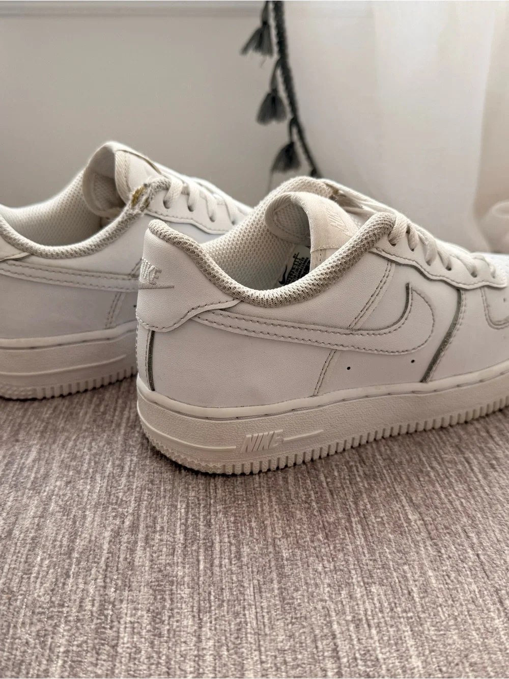 Nike Air Force One- Kids White Low-Top Sneakers with Swoosh size 2